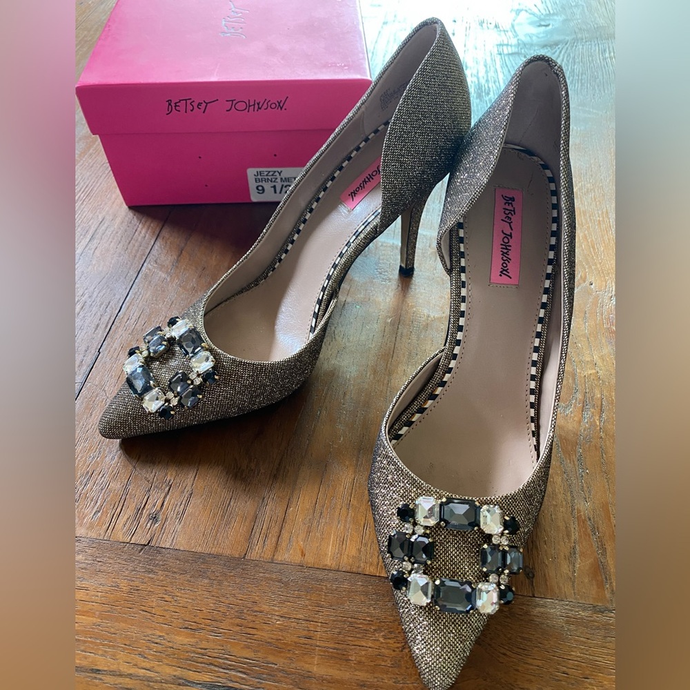 Betsey Johnson “Jezzy” Pumps Sz 9.5